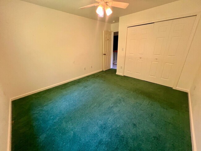 Building Photo - Cranberry - 6 bedroom 4 bathroom - Stunnin...