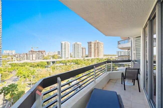 Building Photo - 3600 Mystic Pointe Dr
