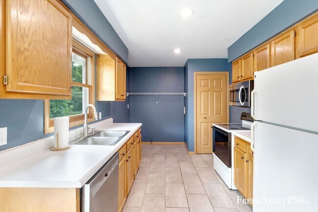 Building Photo - 218-220 Pine Ridge Rd
