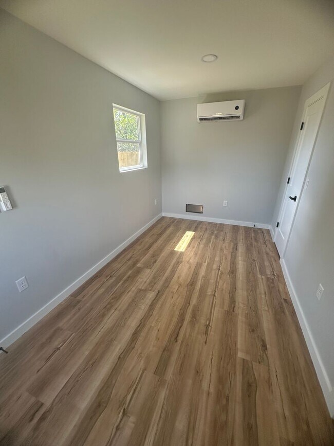 Building Photo - 7209 Lake Suzzanne Ln
