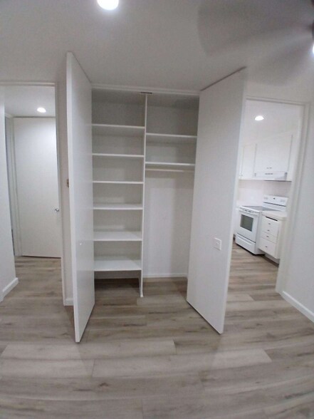 Building Photo - 533 S Hudson Ave