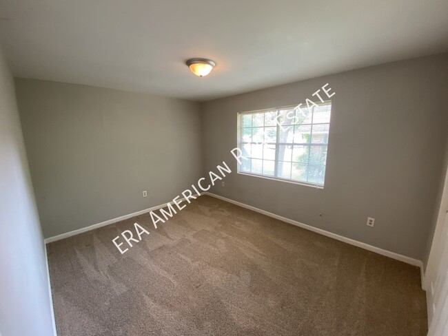Building Photo - 1006 Pine Lake Dr