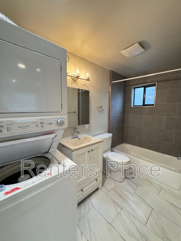 Building Photo - 208 E 45th Pl