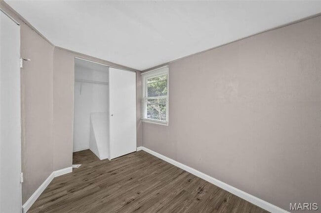 Building Photo - Completely remodeled and move-in ready!