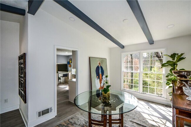 Building Photo - 643 Navarre Dr