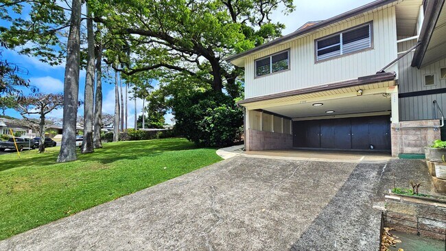 Building Photo - 3 bed/1 bath/2 parking downstairs apartment in Manoa Home