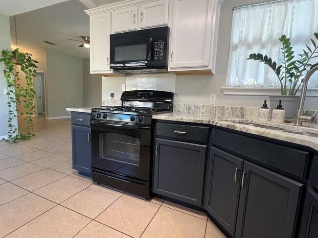 Building Photo - 223 Dana Dr