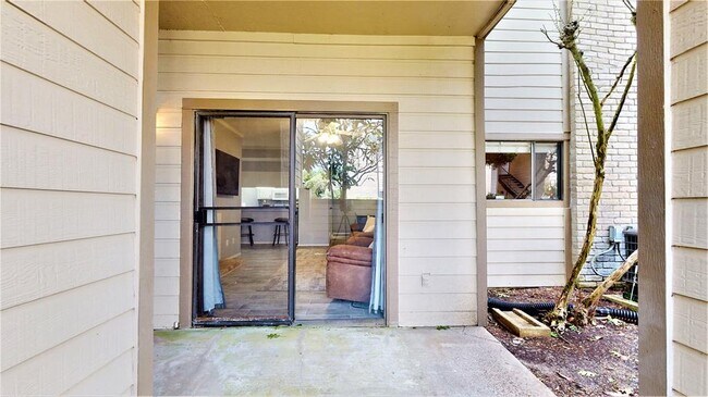 Building Photo - 7037 N Holiday Dr