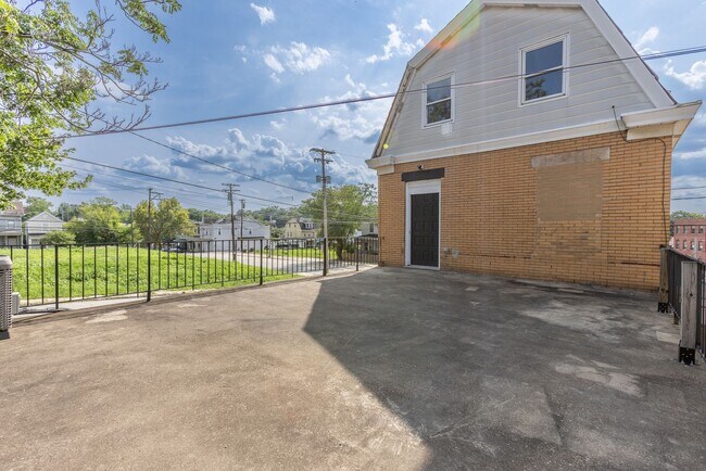 Building Photo - 123 Beltzhoover Ave