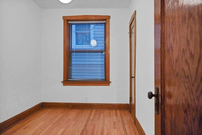 Building Photo - 1402 W Warner Ave