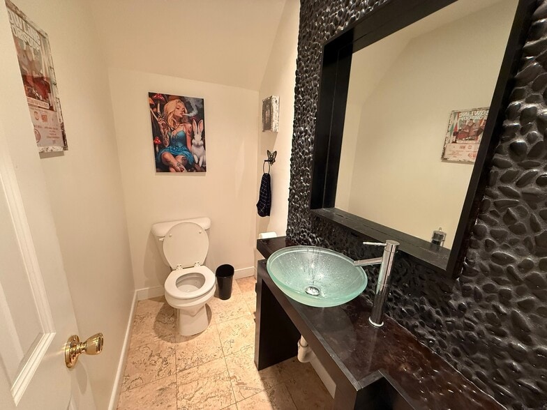 Building Photo - 1513 W Cary St