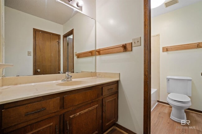 Building Photo - 908 Schaub Ave