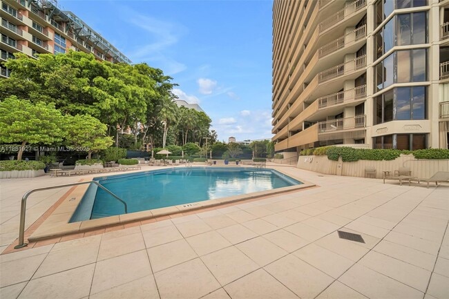 Building Photo - 2901 S Bayshore Dr