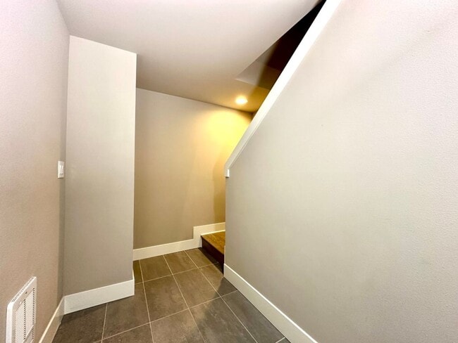 Building Photo - 2Bd/2.5Ba Kirkland Townhouse