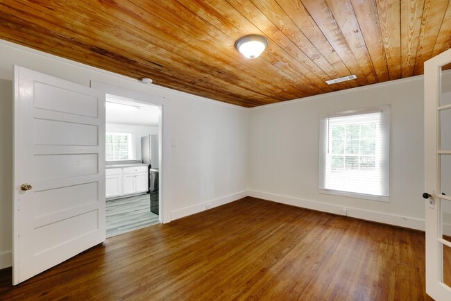 Building Photo - 505 Cherokee Rd