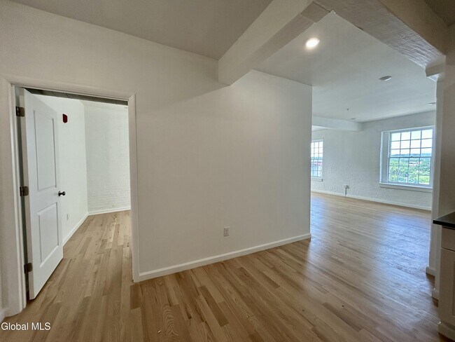 Building Photo - 155 River St
