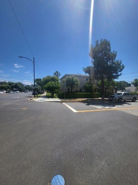 Building Photo - 3914 W Victory Blvd