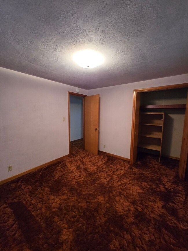 Building Photo - Pet Friendly 3 Bed / 2Bath Home with 2 Gar...