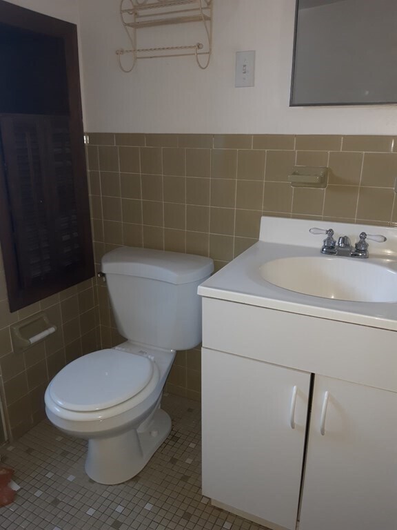 Building Photo - 334 Bunker Hill St