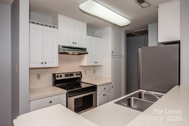 Building Photo - 408 Lytton St