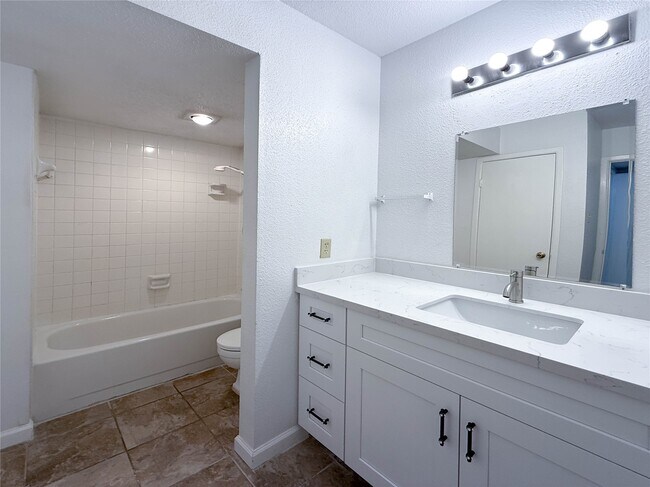 Building Photo - 9201 Clarewood Dr