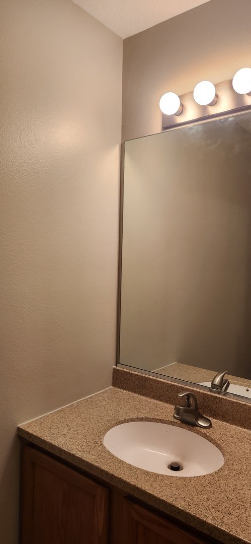 Building Photo - 2 bed 2 Bath Town House