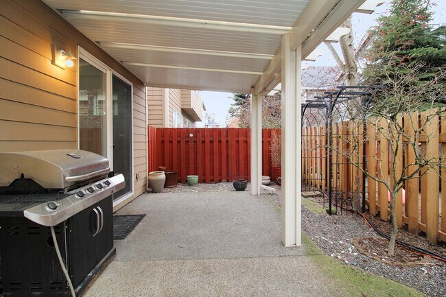 Building Photo - Spectacular Newer Construction Troutdale H...