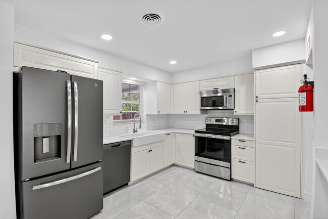 Building Photo - 2112 N 14th Terrace