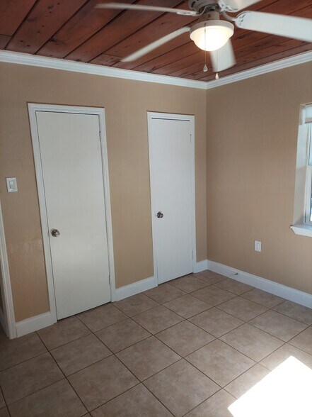 Building Photo - 327 Lee Ave