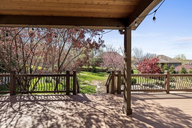 Building Photo - 5 Bedroom Dream Home!