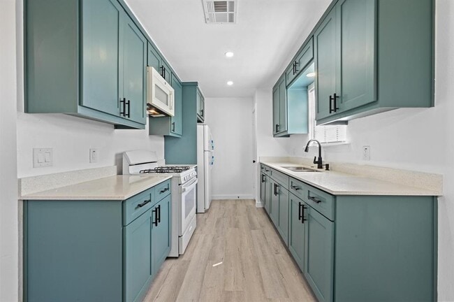 Building Photo - 5545 Pine Pl