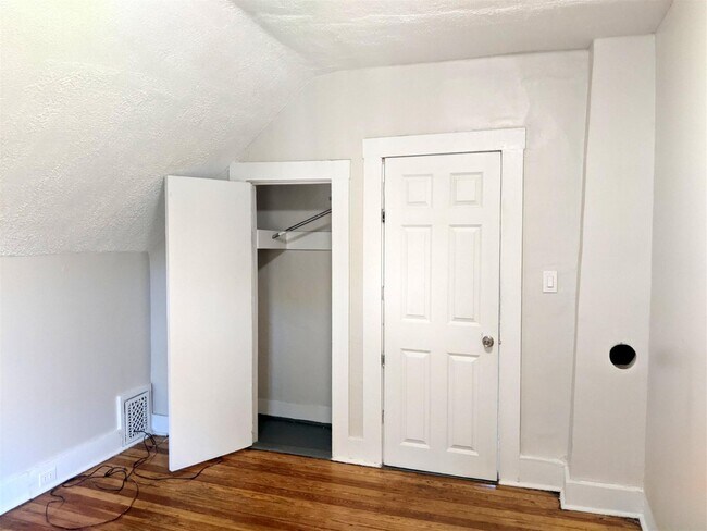 Building Photo - 102 Willow Ave