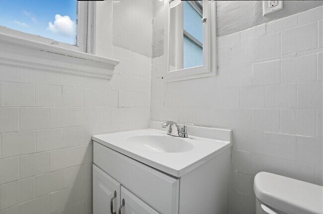 Building Photo - Emming Duplex