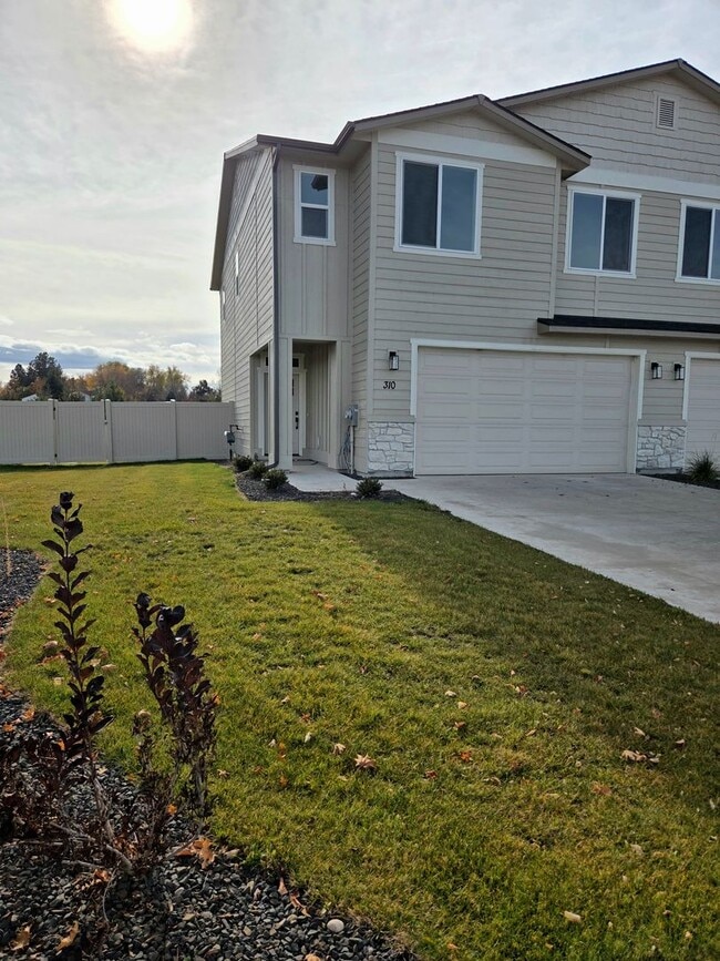 Building Photo - Modern New-Build Duplex in Payette