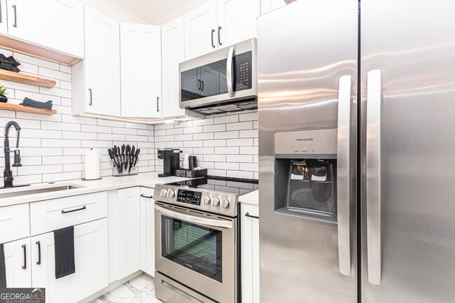 Building Photo - 330 Macon Ave