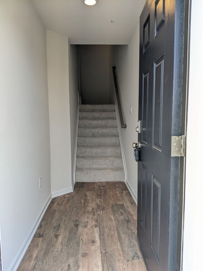 Building Photo - Three level townhouse in The Preserve at Tuscarora Creek community ready by mid September!