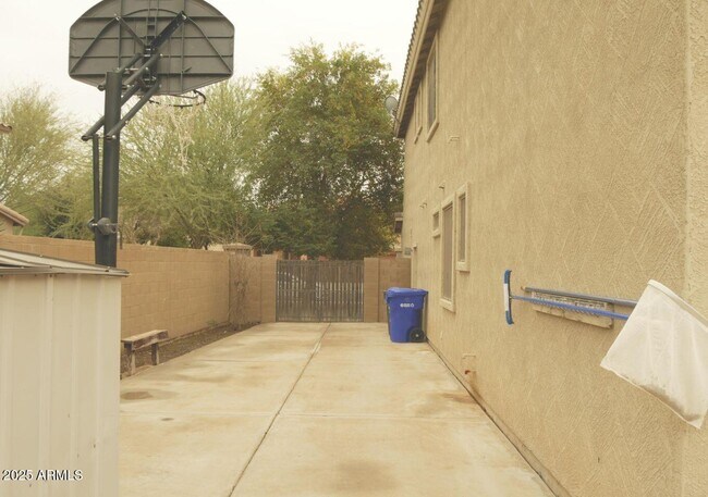 Building Photo - 2520 S Dragoon Dr