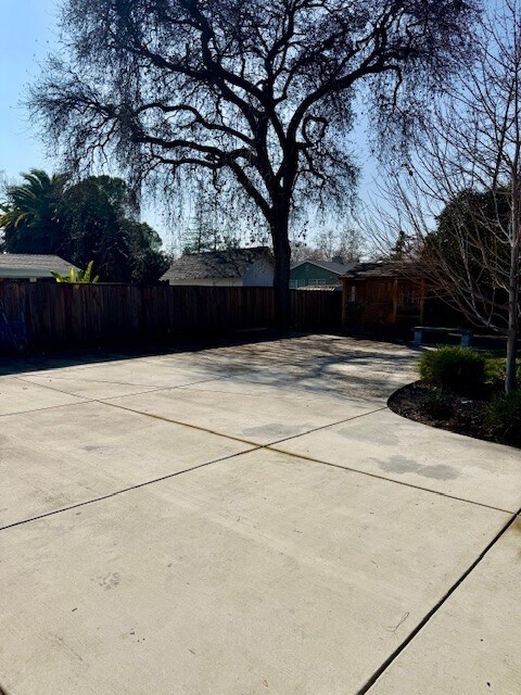 Building Photo - 1004 Esther Dr