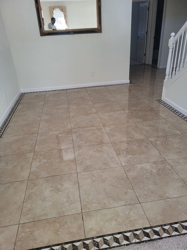 Building Photo - 5049 Pine Lake Ct