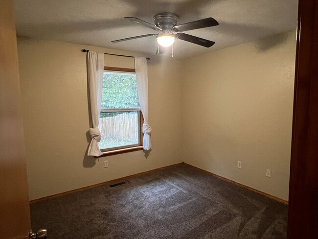 Building Photo - Orchard Crest Home with Willard Schools