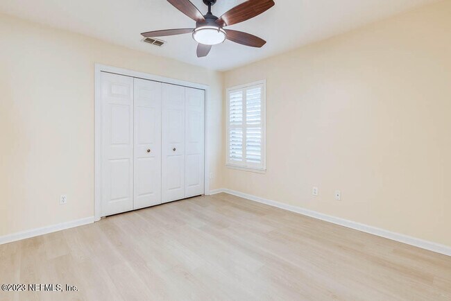 Building Photo - 813 W American Eagle Dr