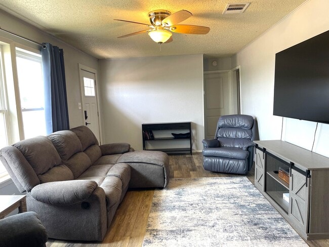 Building Photo - 1101 E College St