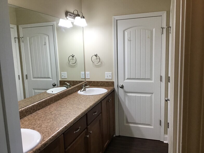 Building Photo - 130 Crossing Cir