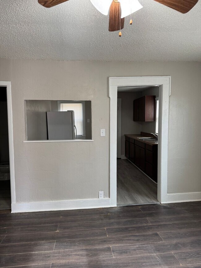 Building Photo - 702 N Buchanan St