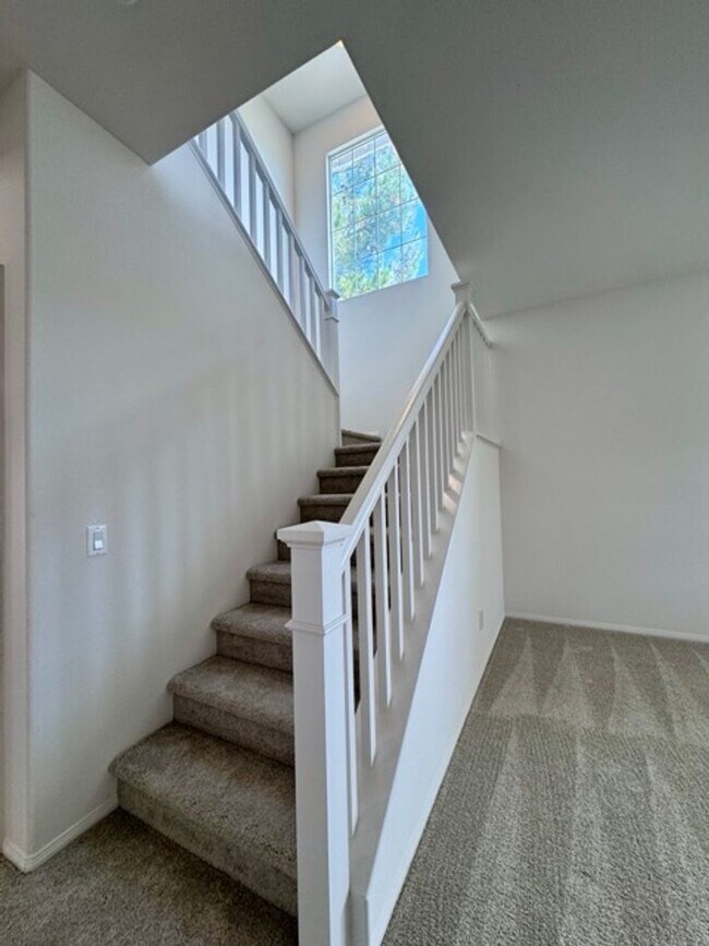 Building Photo - Beautiful 3 Bedroom two story South Temecu...
