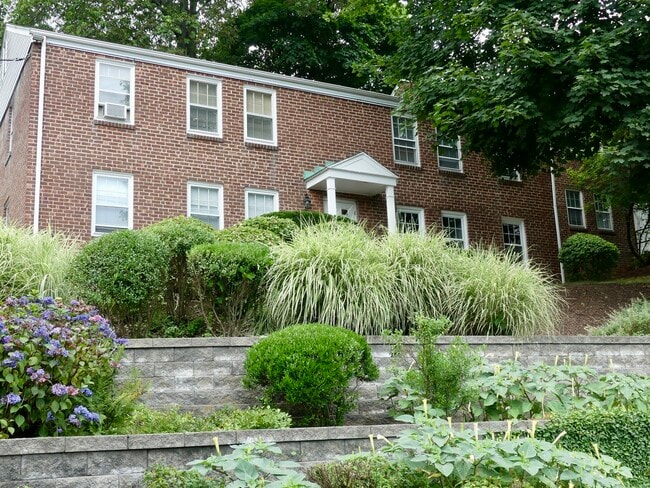 Building Photo - 10 Clarmore Dr