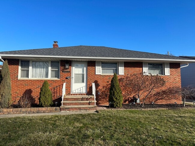 Primary Photo - Multi Family Home 3 Bedroom and 2 Bath Com...