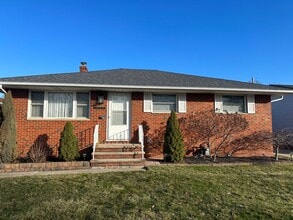 Building Photo - Multi Family Home 3 Bedroom and 2 Bath Com...