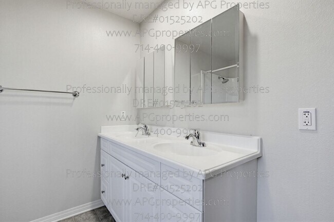 Building Photo - 139 Thompson Ave