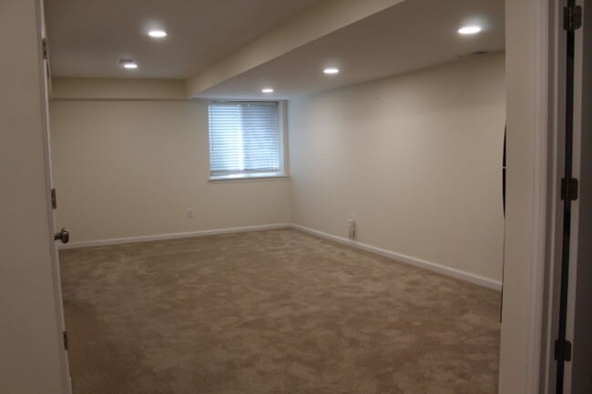 Building Photo - Gorgeous 2 Story End Unit in Lakewood!